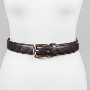 Vintage mörkbrunt läderbälte med ödlestruktur och guldspänne, klassiskt och elegant