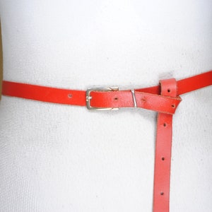 Dünner roter Ledergürtel für Frauen, klassischer verstellbarer Taillengürtel, lebhafter purpurroter Riemen, minimalistischer goldener Schnallengürtel