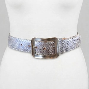 Cinturón vintage de piel de pitón gris: estilo corsé ancho con hebilla plateada