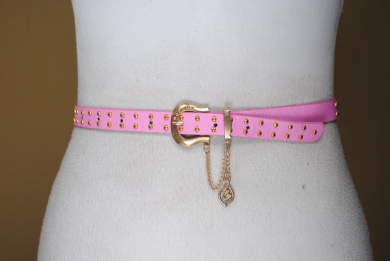 Belt with store hanging chain