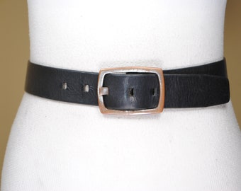 Cinturón de cuero negro con hebilla de metal envejecido, cinturón vintage minimalista para festivales, cinturón para vestuario cinematográfico, cinturón de cuero negro liso, cinturón de cuero grueso