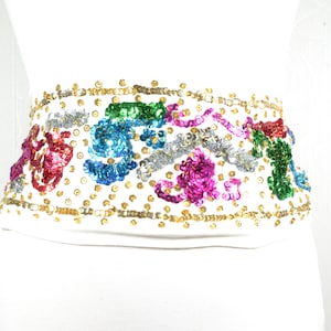 Breiter weißer Paillettengürtel, Bunter handgefertigter Stoffgürtel mit Gold, Rosa und Blauen Blumenpailletten, langer Boho Taillengürtel