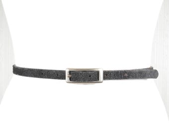 Cinto fino vintage de couro preto: fivela prateada minimalista