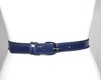 Cinto vintage azul marinho em vinil envernizado com costura decorativa, estilo clássico western mod dos anos 80.