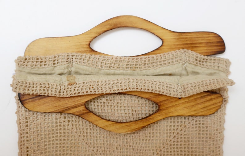 1960s beige crochet hand bag for women with wooden handles image 7