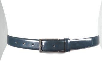 Cinto de couro preto fino vintage: estilo minimalista dos anos 90