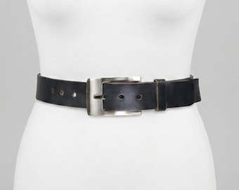 Cinturón vintage de cuero negro con hebilla plateada