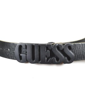 Cinto vintage GUESS com logotipo preto, cinto com fivela de letras, cinto de designer Y2K com fonte em negrito, cinto streetwear dos anos 2000 feito na Itália
