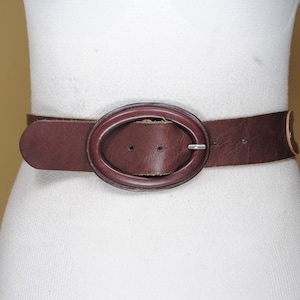 Schokoladenbrauner gewebter Ledergürtel für Frauen mit eleganter ovaler Schnalle, geflochtener Rücken Boho-Taillengürtel, rustikaler Vintage-Gürtel