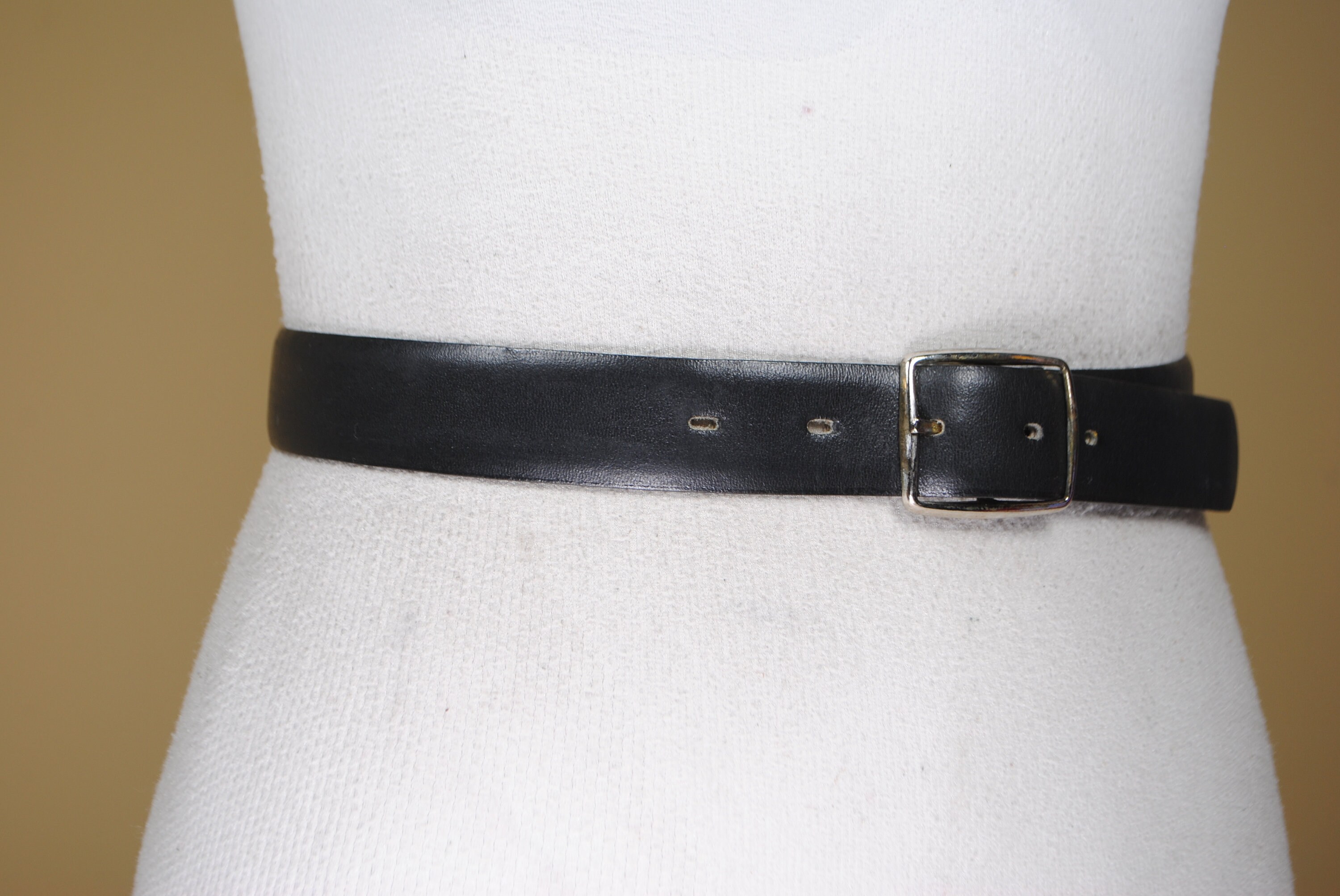 Vintage Skinny Black Leather Belt: Minimalist Women display picture 3