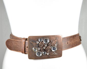Cinturón vintage de piel color cobre con hebilla floral ornamentada con pedrería, estilo boho glamuroso