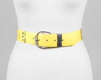 Cinturón vintage de cuero amarillo con hebilla plateada