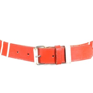 Eleganter Roter Ledergürtel für Frauen, Vintage Rot und Weiß Leder, Retro 80er Jahre Statement Gürtel mit Kontraststreifen