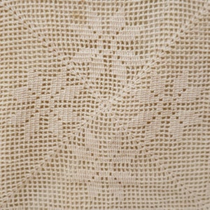 1960s beige crochet hand bag for women with wooden handles image 3
