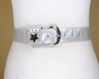 Ceinture métallique argentée avec étoile