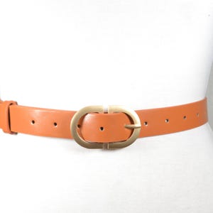 Orangefarbener Ledergürtel mit klobiger Messingschnalle, heller Taillengürtel für Frauen, mutiger Retro-Statementgürtel, minimalistischer Tangerine-Gürtel