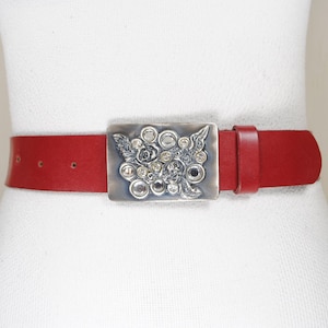 Rode leren riem voor dames met decoratieve zilveren gesp, rode elegante gotische tailleriem, vintage rode riem, vintage western rode riem