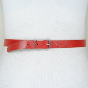 Skinny Roter Ledergürtel mit Silberschnalle, dünner Modegürtel für Frauen, Rote Taille Minimalistischer Gürtel, Vintage Roter Dünner Ledergürtel