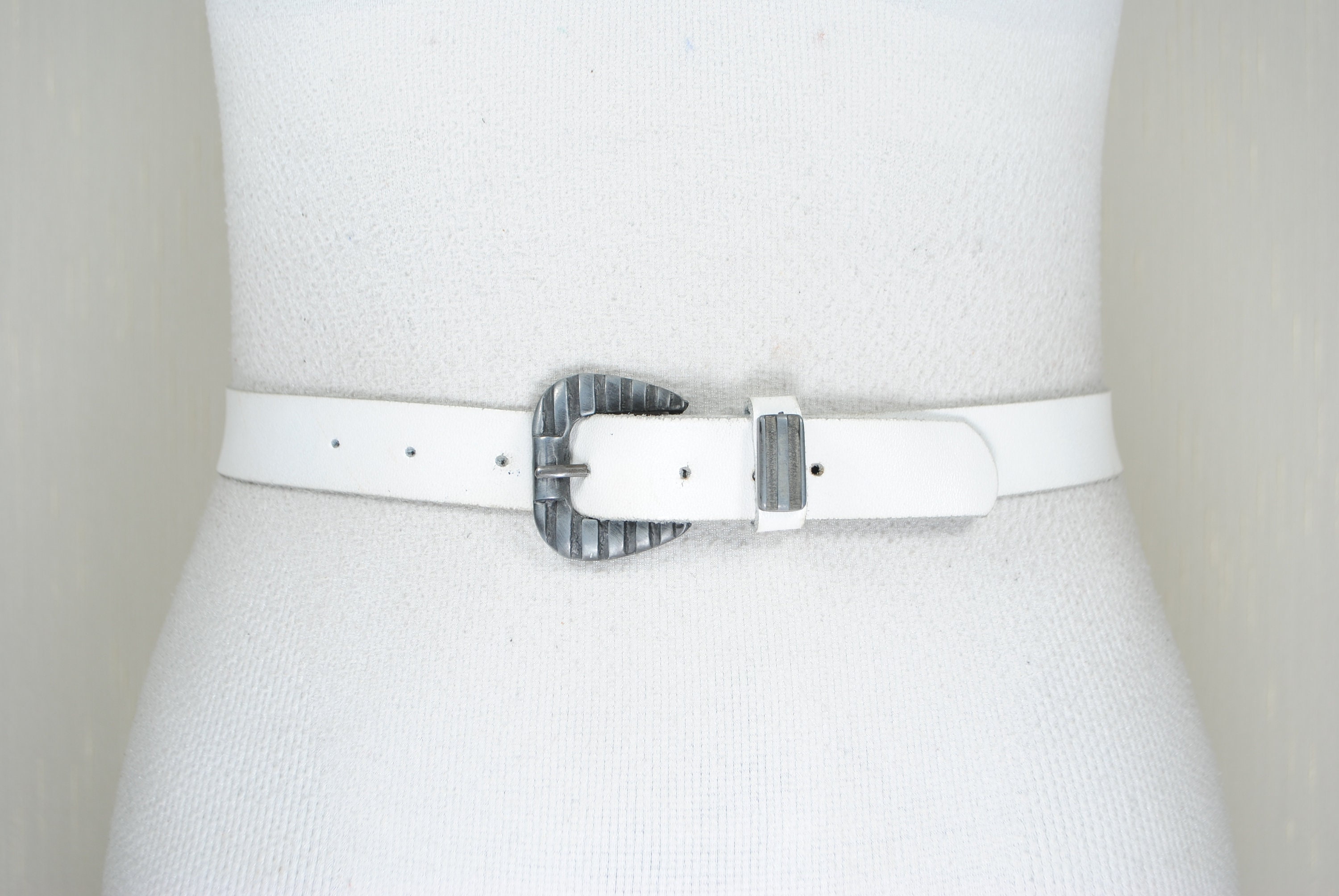 Vintage White Leather Belt: Ribbed Silver Buckle, Skinny  display picture 1