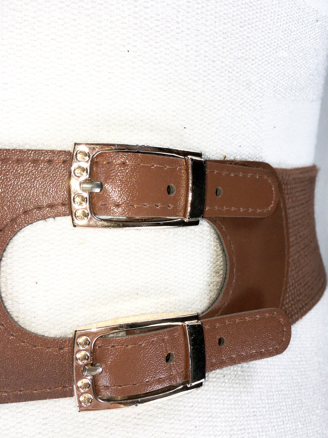 brown elastic belt