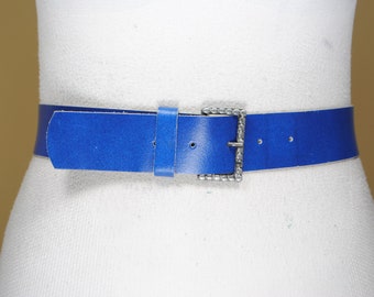 Cintura in pelle blu brillante: fibbia argentata, moda vintage da donna