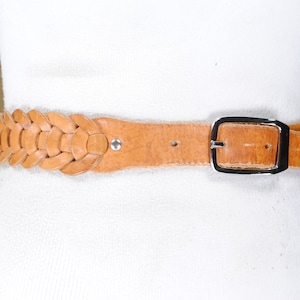 70er Jahre 30&quot;-34&quot; Tan braun Ledergürtel für Frauen mit dunklen Silber Schnalle.  Beige geflochtener gewebter Gürtel