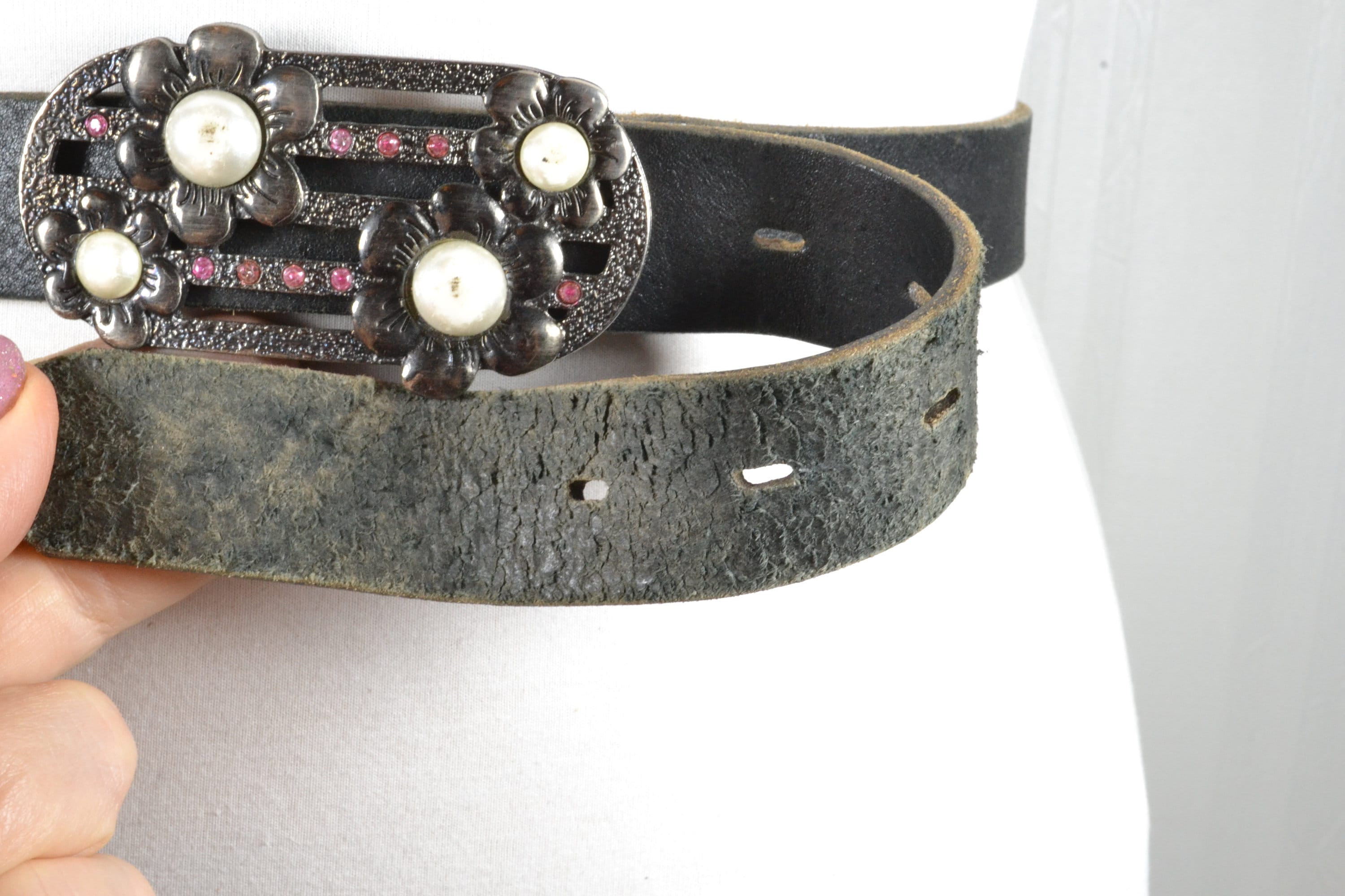 Black Leather Belt: Silver Floral Engraved Buckle, Size 47  display picture 2