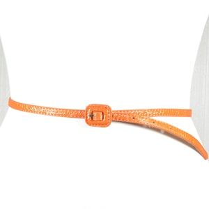 Vintage Orange Lackleder Skinny Gürtel für Frauen, glänzender Minimalist Taillengürtel mit passender Schnalle, Retro Chic Statement Gürtel