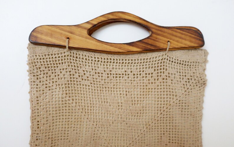 1960s beige crochet hand bag for women with wooden handles image 4