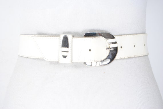 30''-34'' White antique cracked leather belt - an