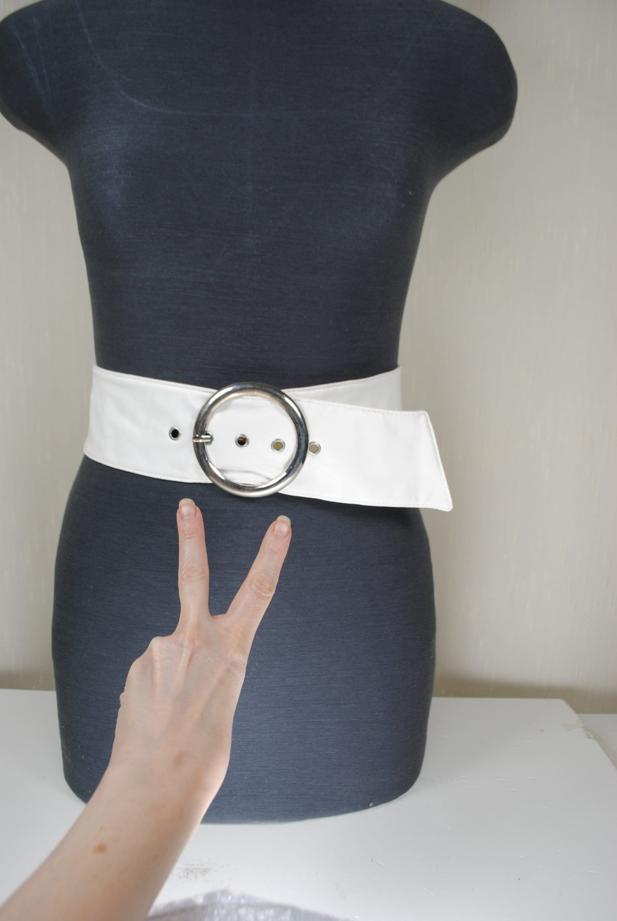 Wide White Cinch Belt With Silver Round Buckle, Stylish