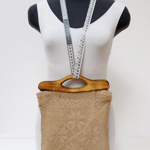 1960s beige crochet hand bag for women with wooden handles image 2