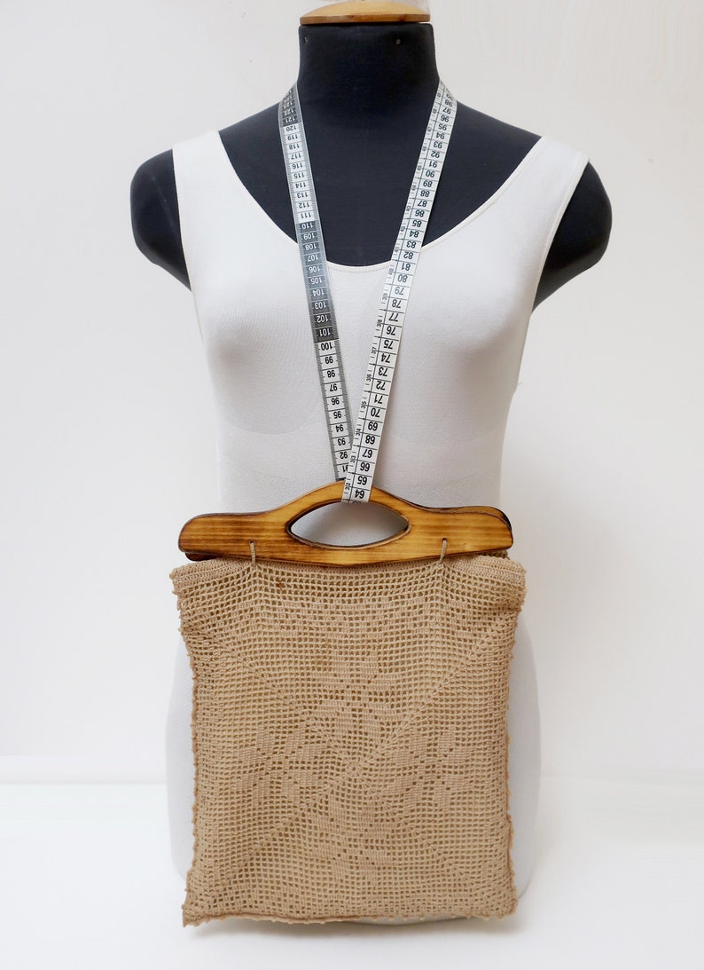 1960s beige crochet hand bag for women with wooden handles image 2