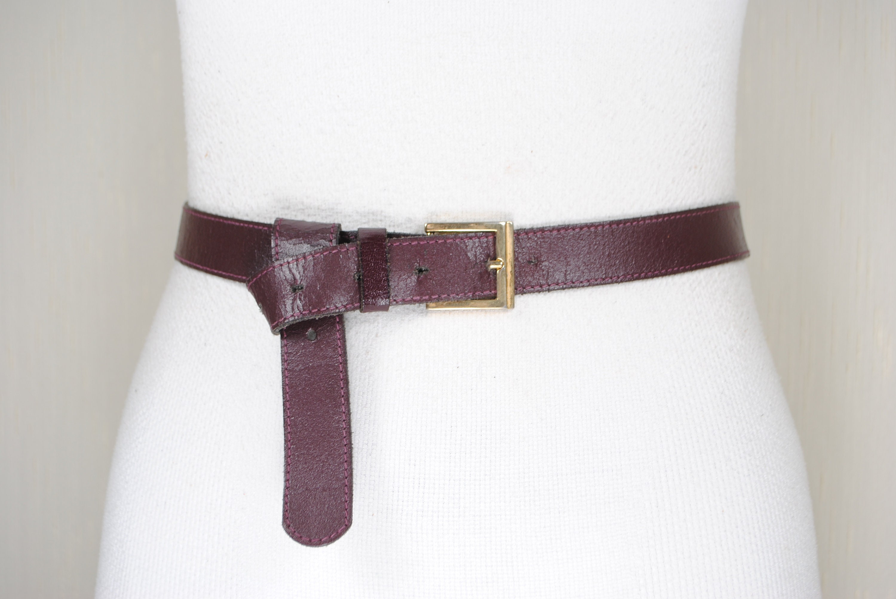 Vintage Burgundy Leather Belt: Skinny 1980s Maroon Waist  display picture 3