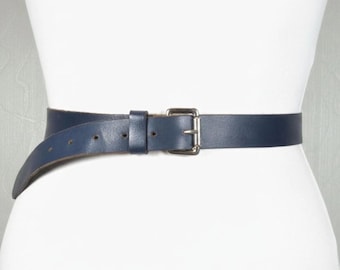 Cintura vintage in vera pelle blu scuro con fibbia quadrata argentata, stile western classico