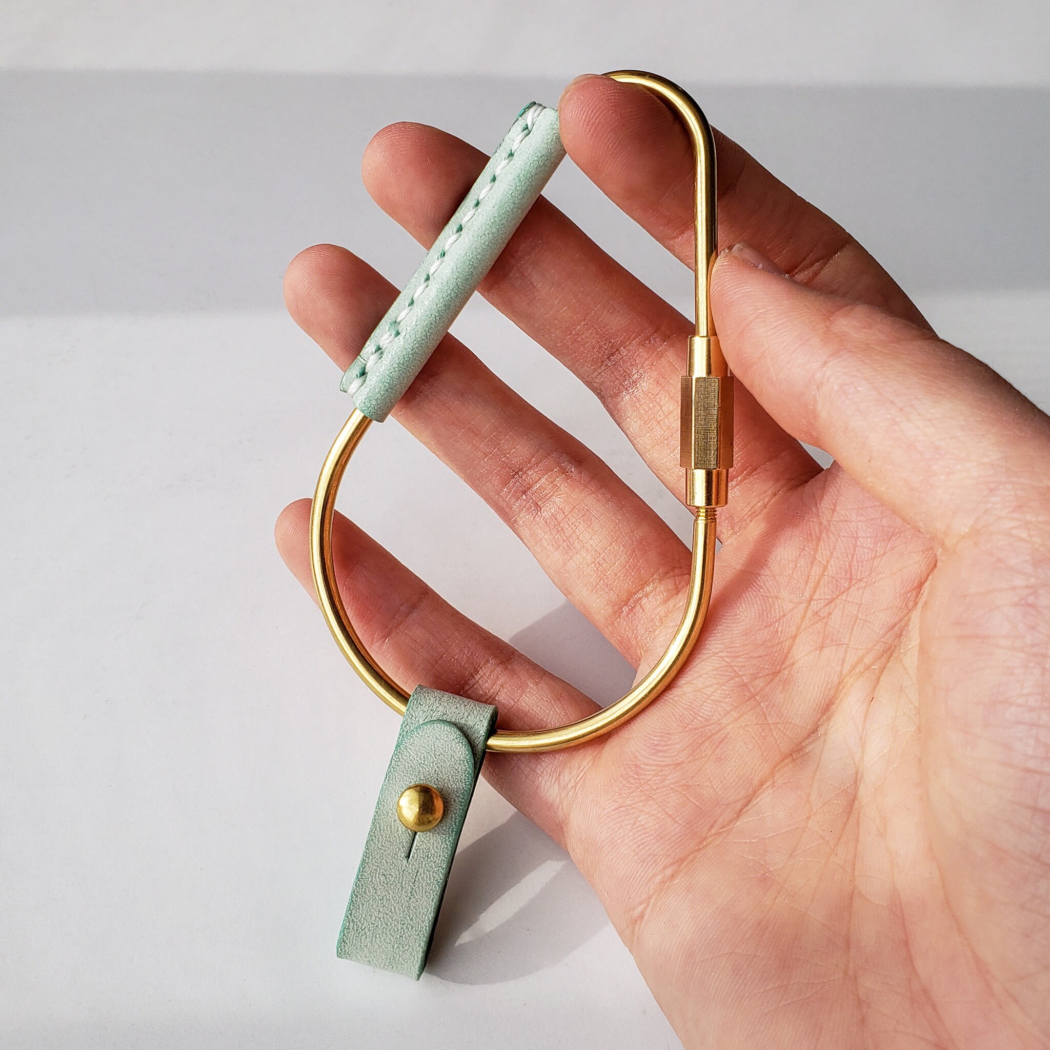 ESSENTIALSBYFABS Brass Carabiner Key Ring, Gold Carabiner Key Clip, Cute Keychain Holder, Gold Keychain, Gold Hook, Cute Brass Key Ring