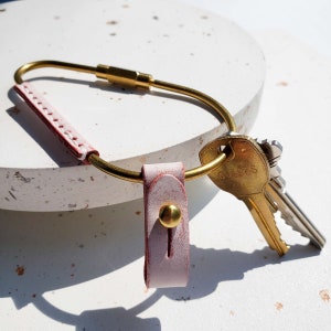 Porte-clés « poire » en laiton rose, porte-clés fin en or, porte-clés minimaliste • Cadeau de pendaison de crémaillère de moins de 20 ans pour elle, lui, papa ou un diplômé