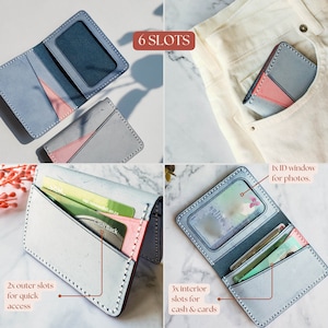 Puede incluir: Una cartera de cuero azul claro con detalles en gris y rosa. La cartera tiene seis ranuras, incluyendo dos ranuras exteriores para acceso r&aacute;pido, tres ranuras interiores para efectivo y tarjetas, y una ventana de identificaci&oacute;n para fotos. El texto "6 SLOTS" es visible.
