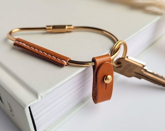 Llavero de latón con mosquetón hecho a mano, envuelto en cuero color canela, llavero delgado