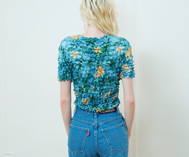 flower print stretch blouse simple crinkle top minimalist top 90s scrunchie shirt blue floral print micropleat popcorn top