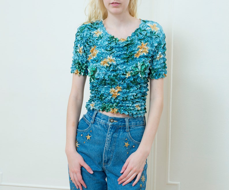 flower print stretch blouse simple crinkle top minimalist top 90s scrunchie shirt blue floral print micropleat popcorn top