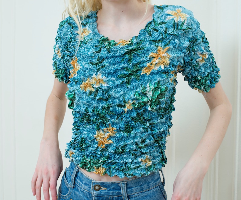 flower print stretch blouse simple crinkle top minimalist top 90s scrunchie shirt blue floral print micropleat popcorn top