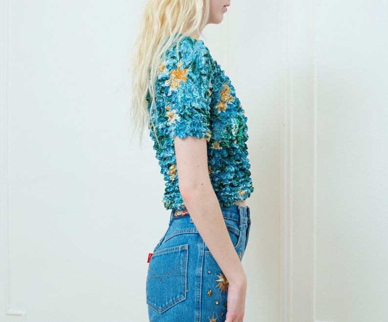 flower print stretch blouse simple crinkle top minimalist top 90s scrunchie shirt blue floral print micropleat popcorn top