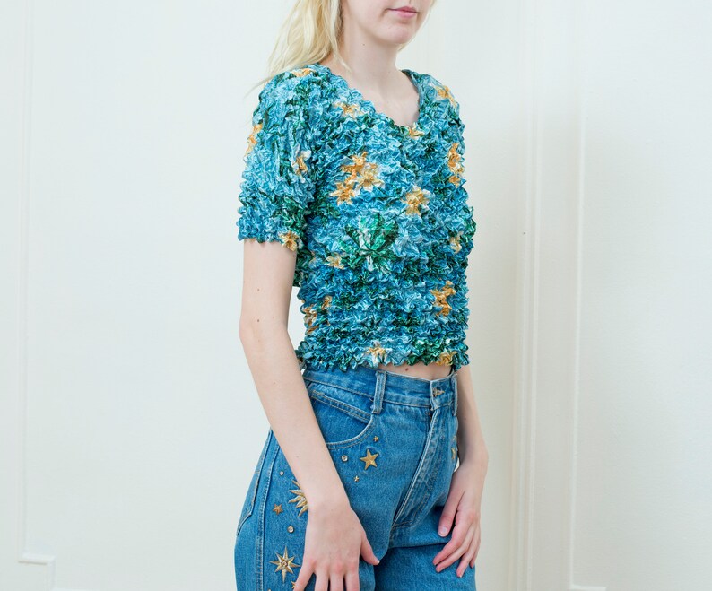 flower print stretch blouse simple crinkle top minimalist top 90s scrunchie shirt blue floral print micropleat popcorn top
