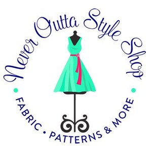 K&ouml;nnte beinhalten: Ein kreisf&ouml;rmiges Logo mit dem Text "Never Outta Style Shop" in dunkelblauer Schrift. Ein t&uuml;rkisfarbenes Kleid auf einer schwarzen Schneiderpuppe befindet sich in der Mitte, mit einer rosa Sch&auml;rpe. Die Worte "Fabric, Patterns & More" sind ebenfalls im Logo enthalten.