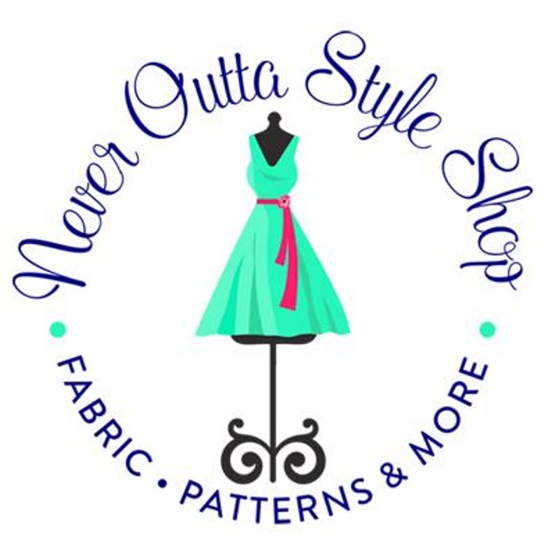 K&ouml;nnte beinhalten: Ein kreisf&ouml;rmiges Logo mit dem Text "Never Outta Style Shop" in dunkelblauer Schrift. Ein t&uuml;rkisfarbenes Kleid auf einer schwarzen Schneiderpuppe befindet sich in der Mitte, mit einer rosa Sch&auml;rpe. Die Worte "Fabric, Patterns & More" sind ebenfalls im Logo enthalten.
