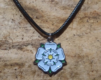Collar de rosa blanca de Yorkshire
