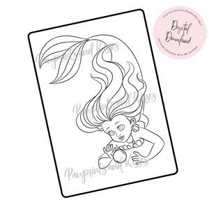 Puede incluir: Un dibujo en blanco y negro de una sirena con el pelo largo y suelto, sosteniendo una perla en su mano. La sirena está mirando la perla.