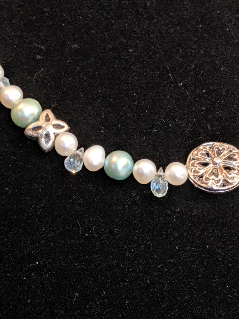 Teardrop-shaped micro faceted aquamarine and Pearl necklace.
