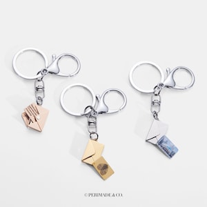 Llavero con foto personalizada PERIMADE • Llavero con foto y sobre de correo dorado • Joyas minimalistas conmemorativas para mascotas • Regalo moderno para el mejor amigo